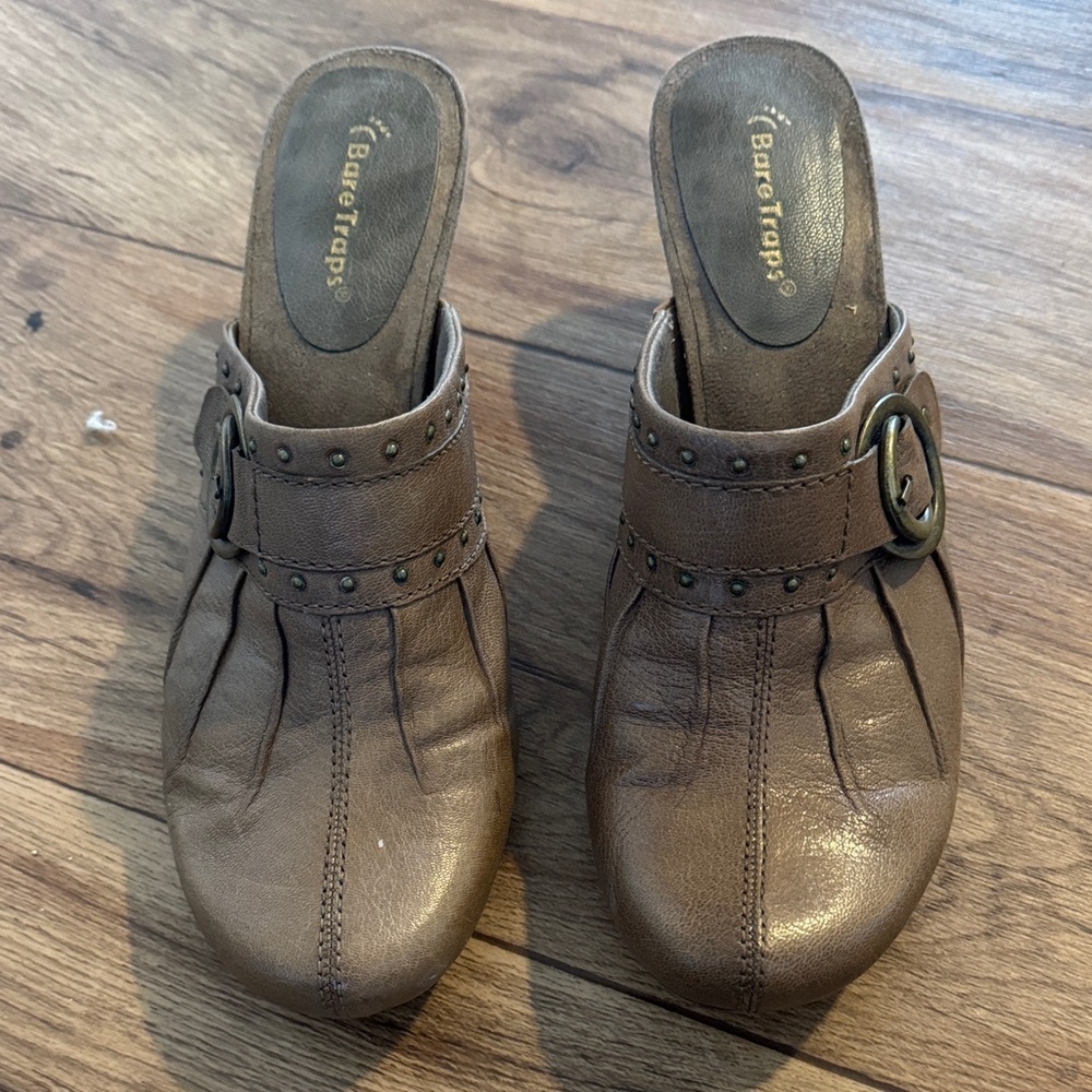 BareTraps Women's Tan Leather Mules
